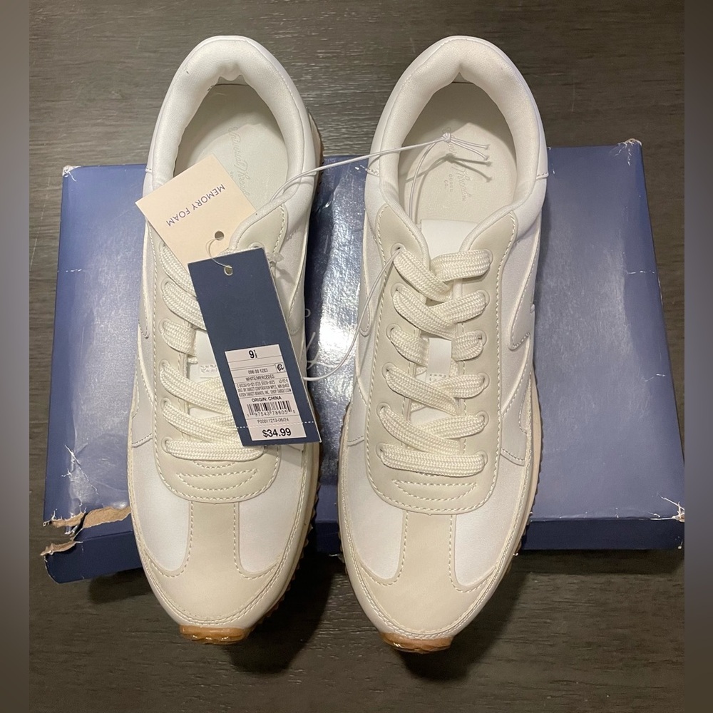 BRAND NEW woman’s white sneakers
